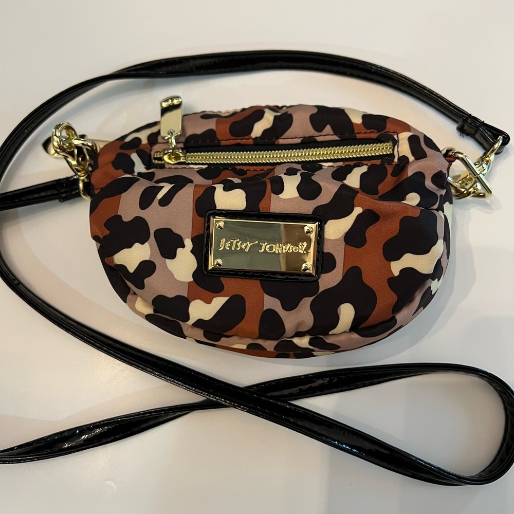 Super cute small purse, clean.